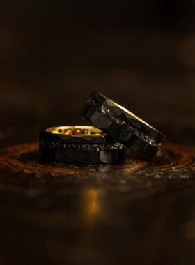 情侣黄金拉丝钨黑色流星陨石戒指