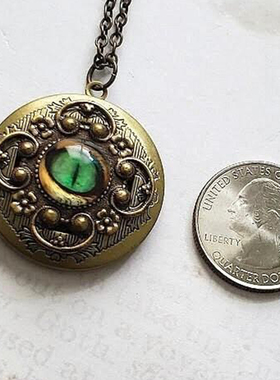 青铜绿色龙眼项链圆形药盒照片