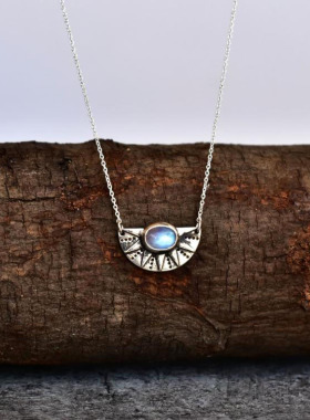 天然彩虹蓝色闪光月亮石项链镶嵌