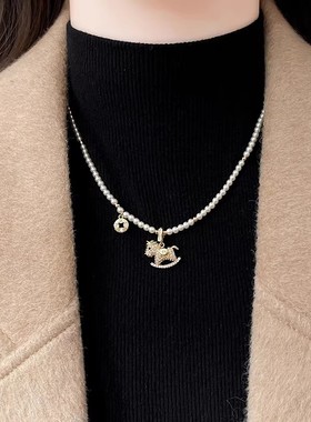 2025新款金色满钻小马珍珠项链女感轻奢毛衣链小众设计配饰品