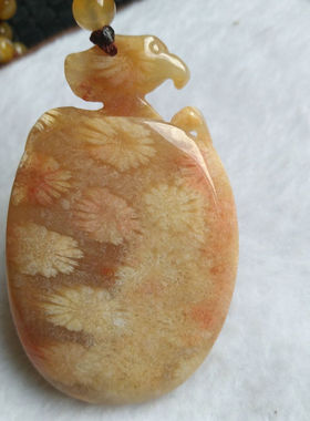 天然珊瑚玉鹰头马身有翼兽彩花吊坠