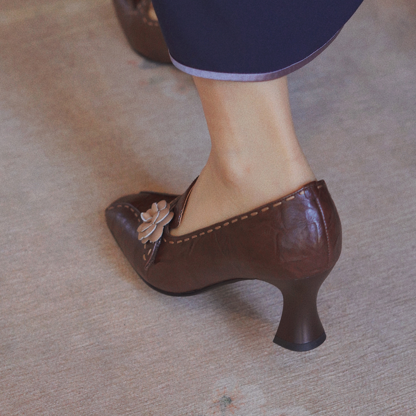 奈里法式复古棕牛皮山茶花中古高跟鞋酒杯跟方头中深口40旗袍单鞋 - 图1