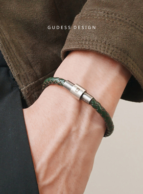 GUDESS金属风复古真皮手链