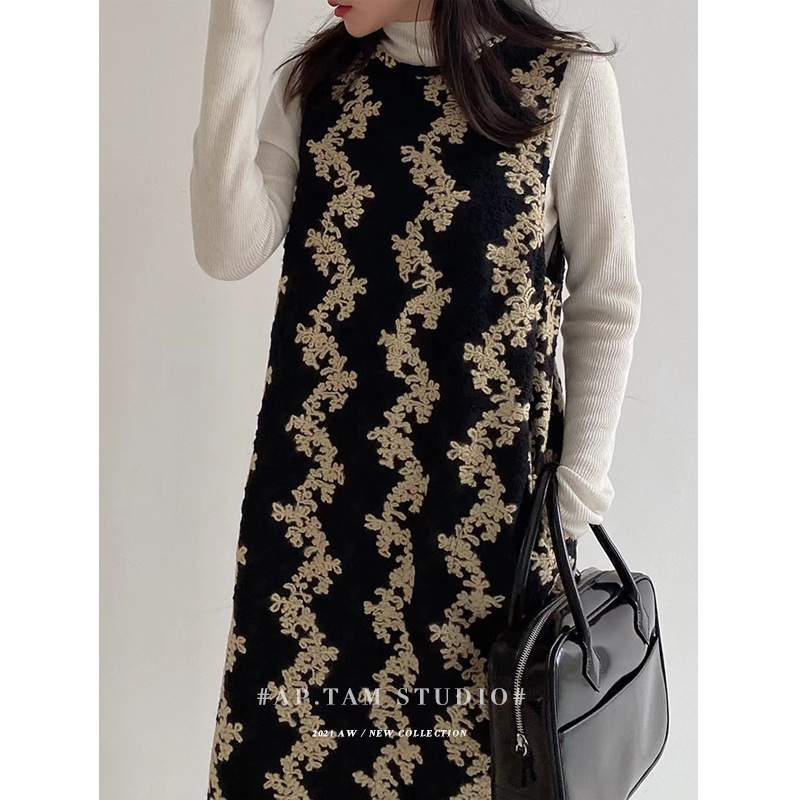谭烟米 冬毛毡古典针织提花宽松直筒连衣裙赫本风刺绣无袖背心裙 - 图0