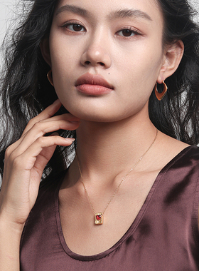 自由热烈爱心红宝石方牌项链