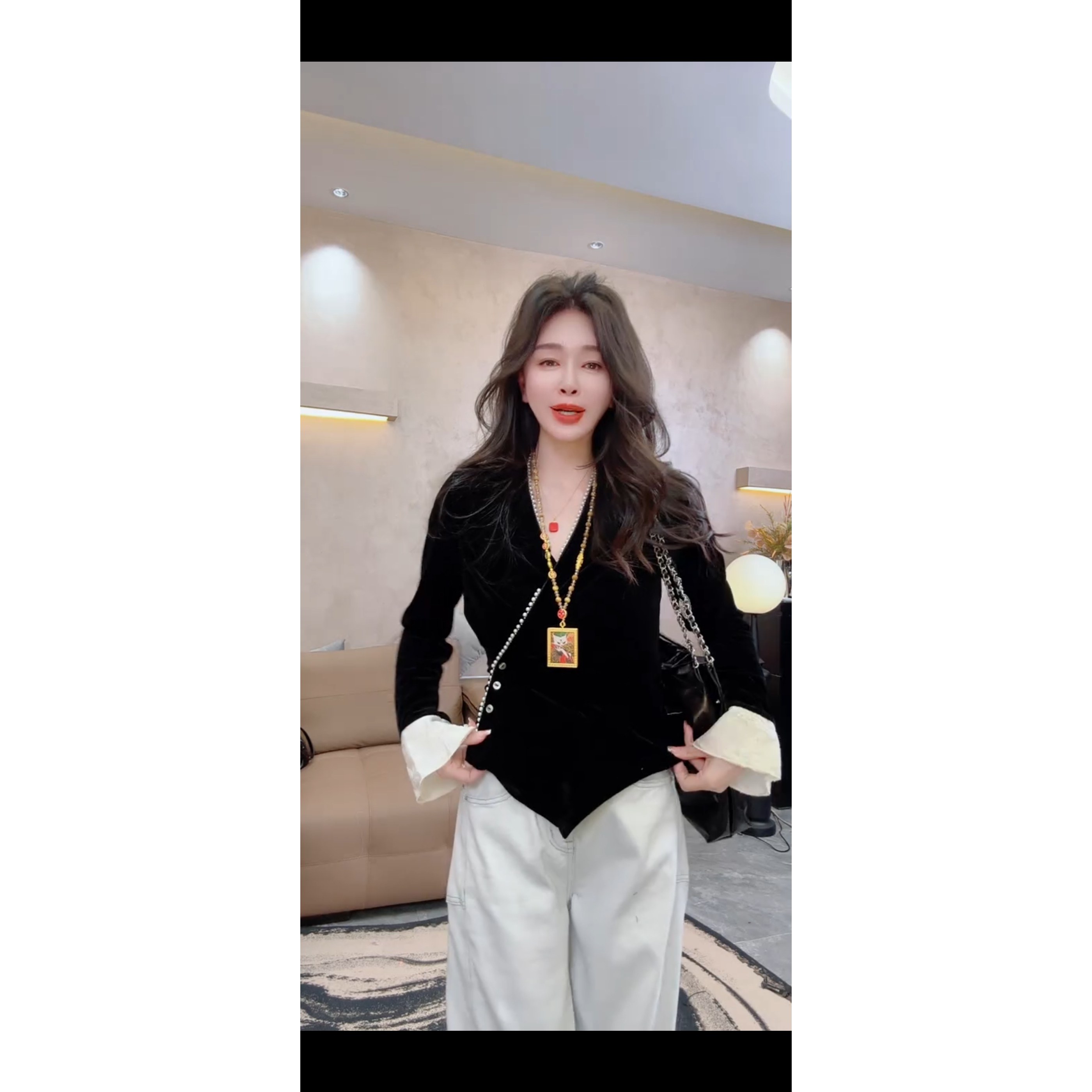 小香风洋气时尚休闲丝绒V领打底衫2025春秋新款喇叭袖金丝绒衬衫