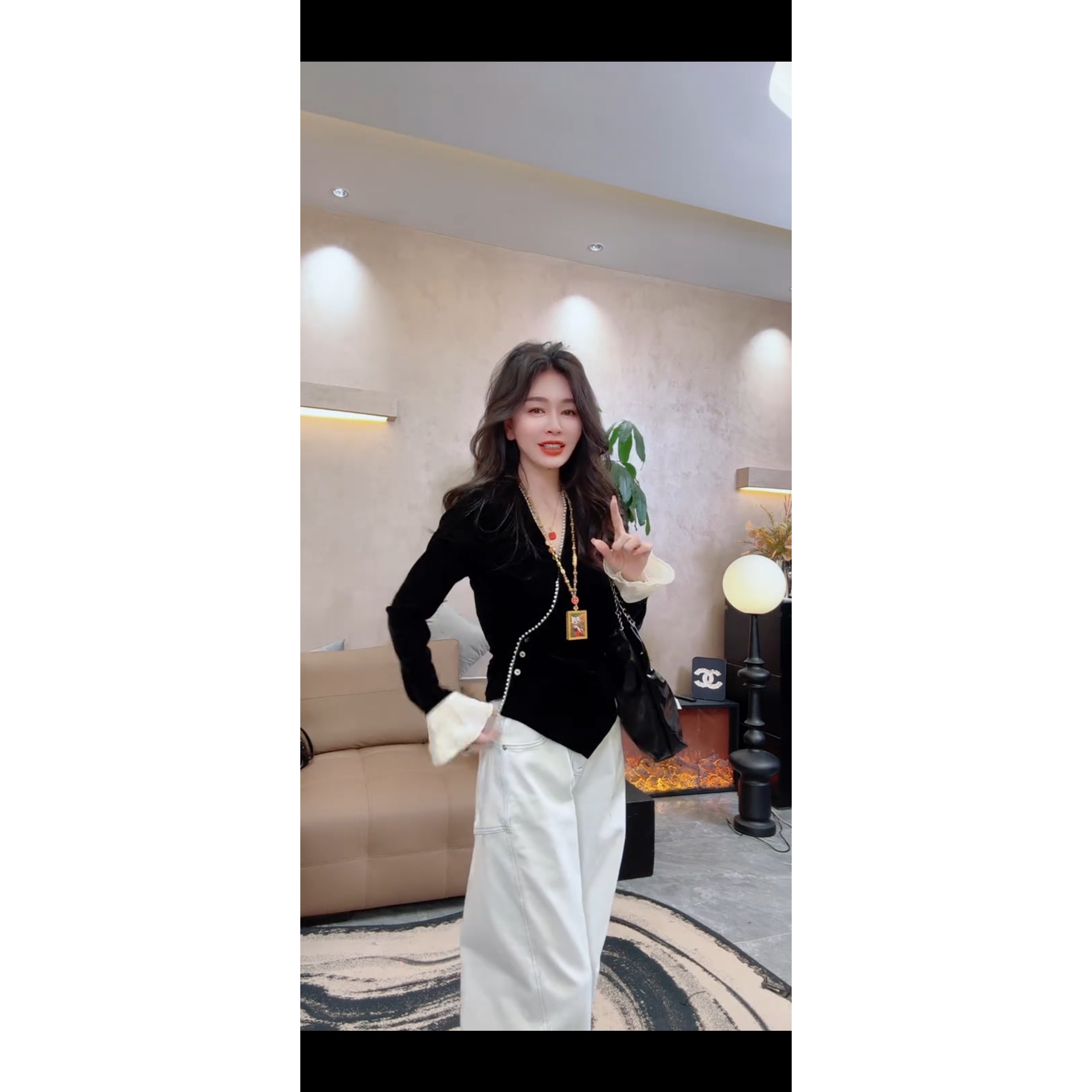 小香风洋气时尚休闲丝绒V领打底衫2025春秋新款喇叭袖金丝绒衬衫