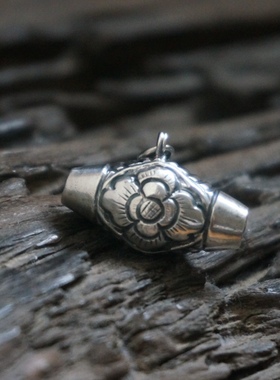 云起收藏。清代海棠花卉老银腰鼓铃铛吊坠滴溜