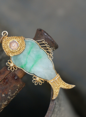 云起收藏。回流古董花丝镶嵌翡翠树叶碧玺嵌宝鎏金老银金鱼吊坠