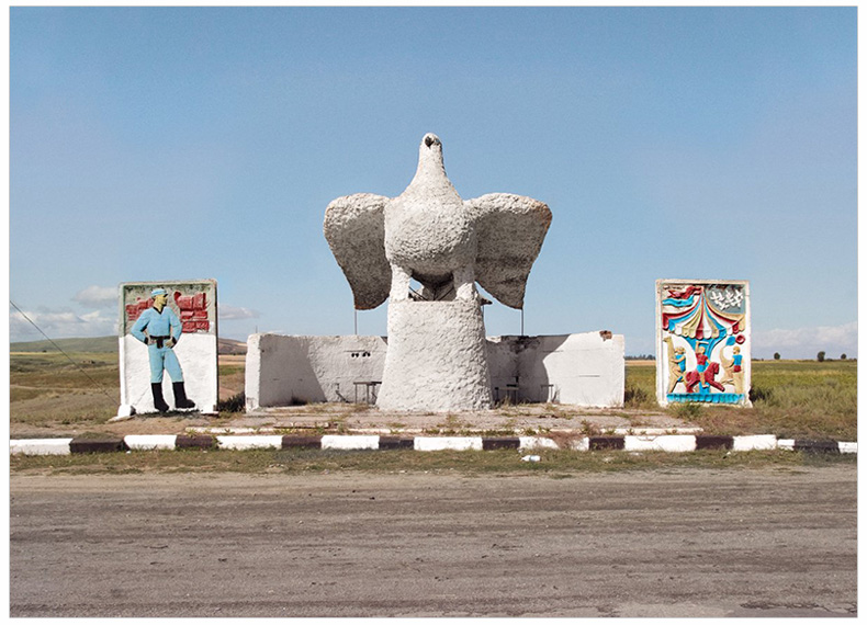 现货英文原版 Soviet Bus Stops  苏联公交站建筑摄影集 Christopher Herwig摄影作品集 公共建筑设计 - 图1