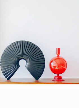 轻奢古典黑白色扇形陶瓷摆件