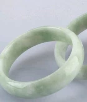 浅绿色玉器工艺品翡翠手镯