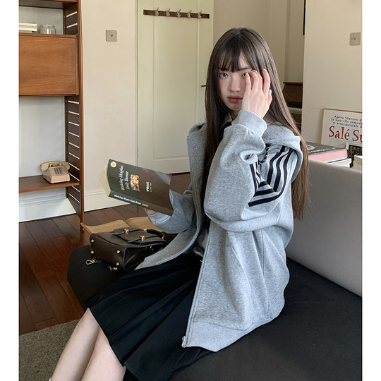 Свободная и удобная серая толстовка с капюшоном и застежкой-молнией в студенческом стиле.