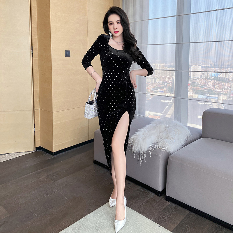 黑色礼服晚宴年会小礼裙轻奢高级感设计小众钉珠高开叉丝绒连衣裙