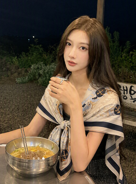 新款2026秋季小方巾女百搭高级感外搭领巾复古老钱风拍照披肩丝巾