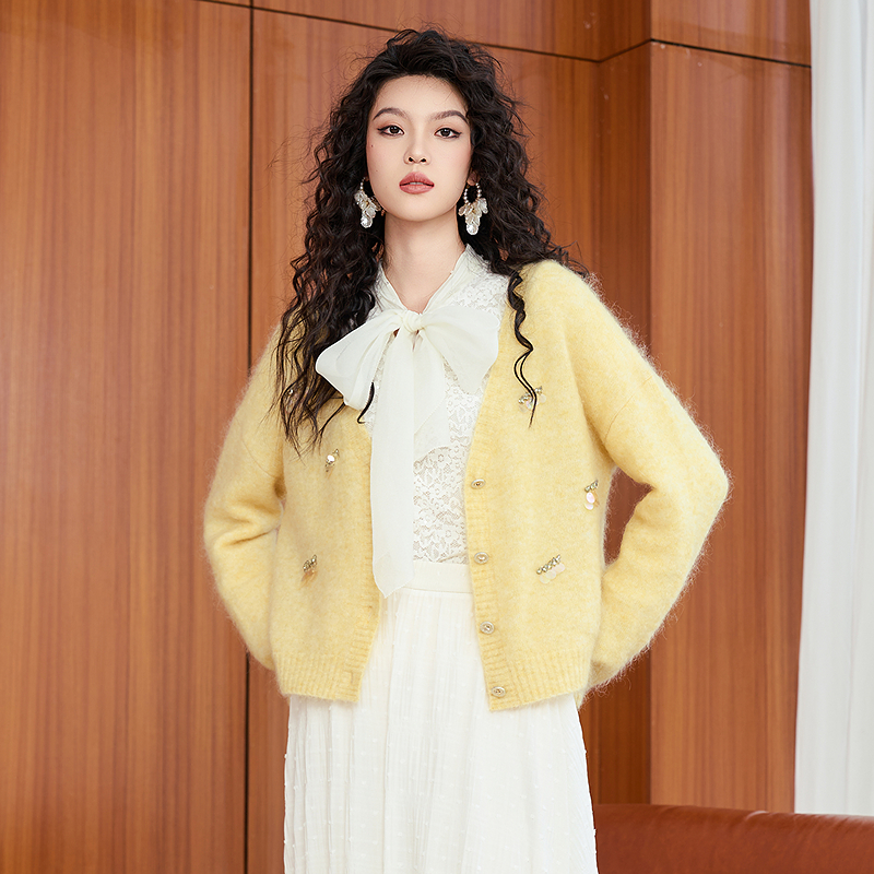 曼诺比菲商场同款2025冬季减龄钉珠亮片v领开衫毛衣女SGBM143118 - 图1