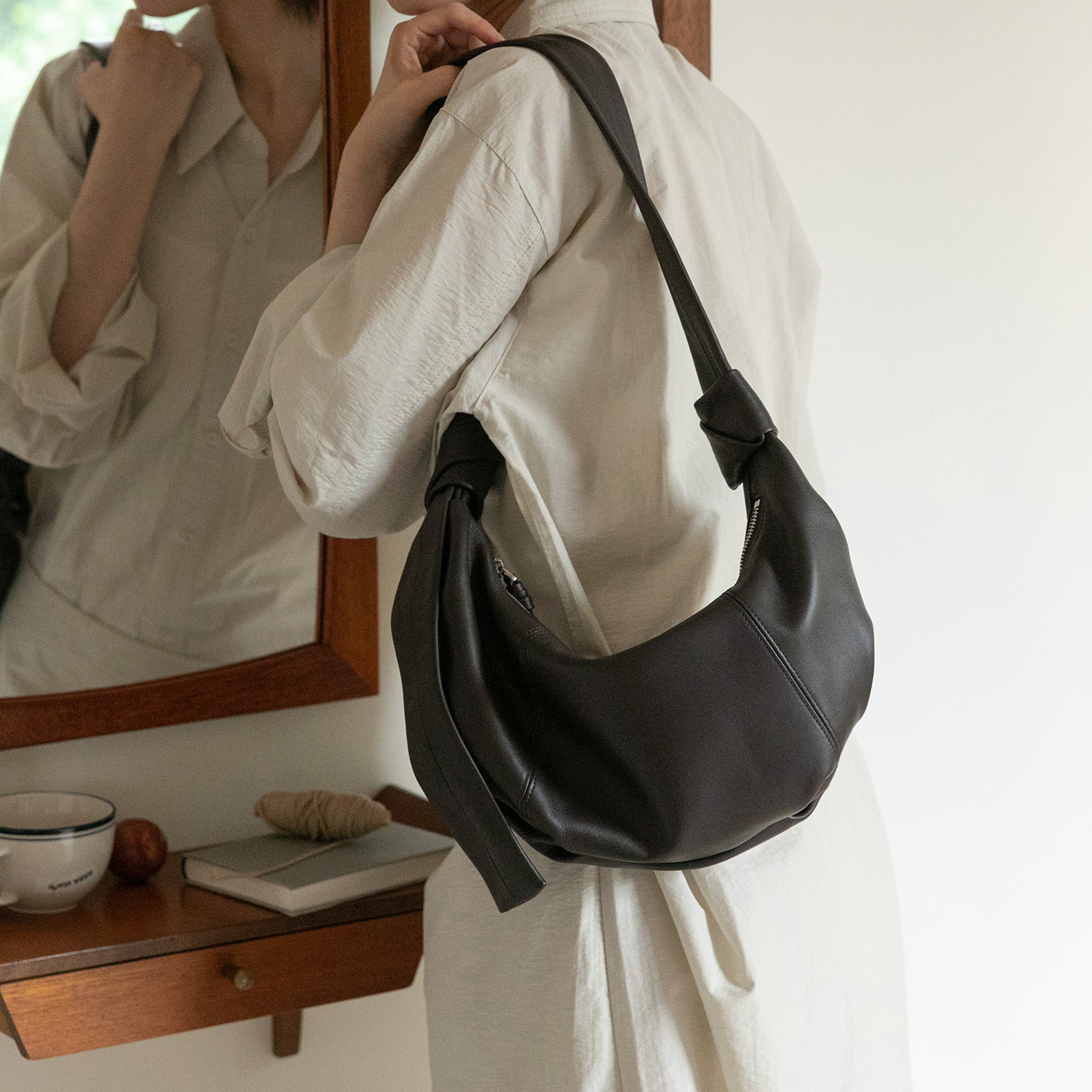 猴子家 精工线复古慵懒可颂牛角包小羊皮单肩斜挎包2025新款女包 - 图0