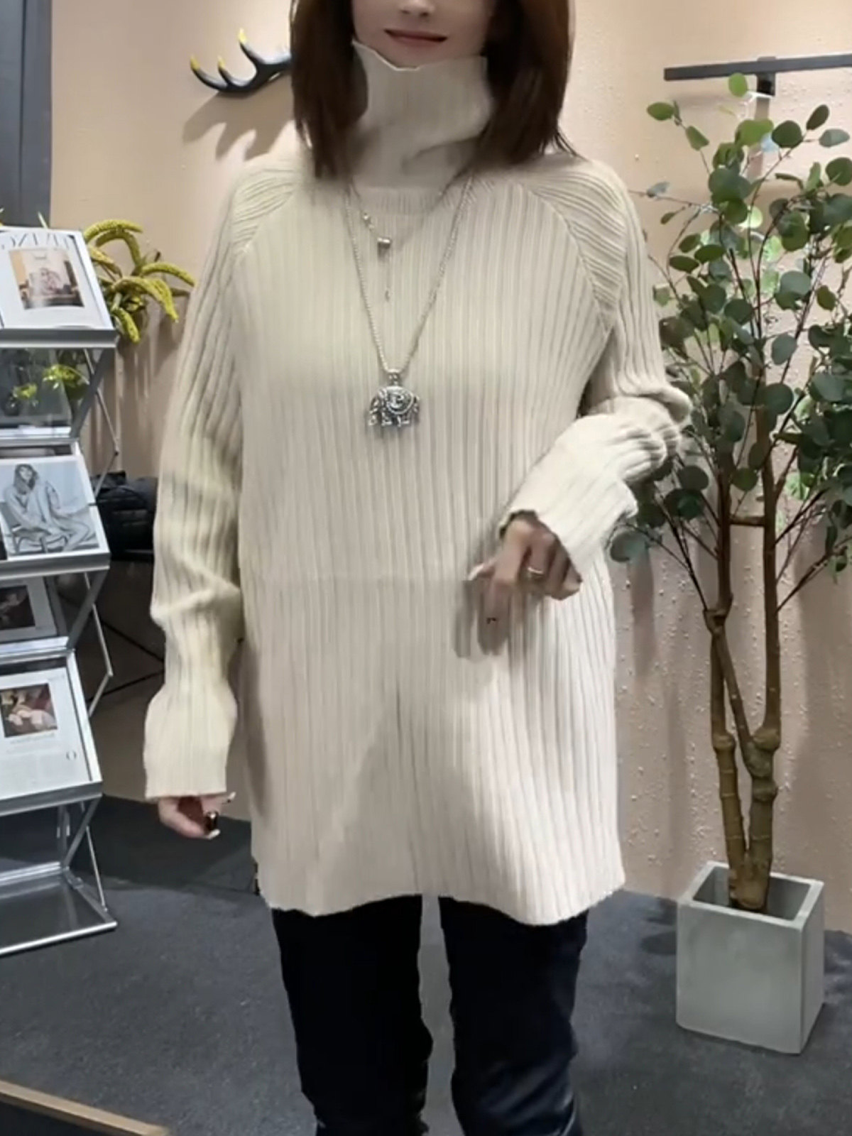 欧货2025秋冬新款高领套头纯色宽松开叉前短后长针织衫打底毛衣女 - 图3