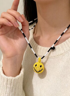 小众手工编织治愈系黄色圆形笑脸吊坠毛衣链立体微笑长款项链配饰