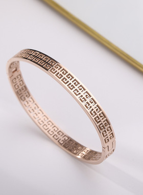 钛钢镂空纹理彩金电镀百搭手环