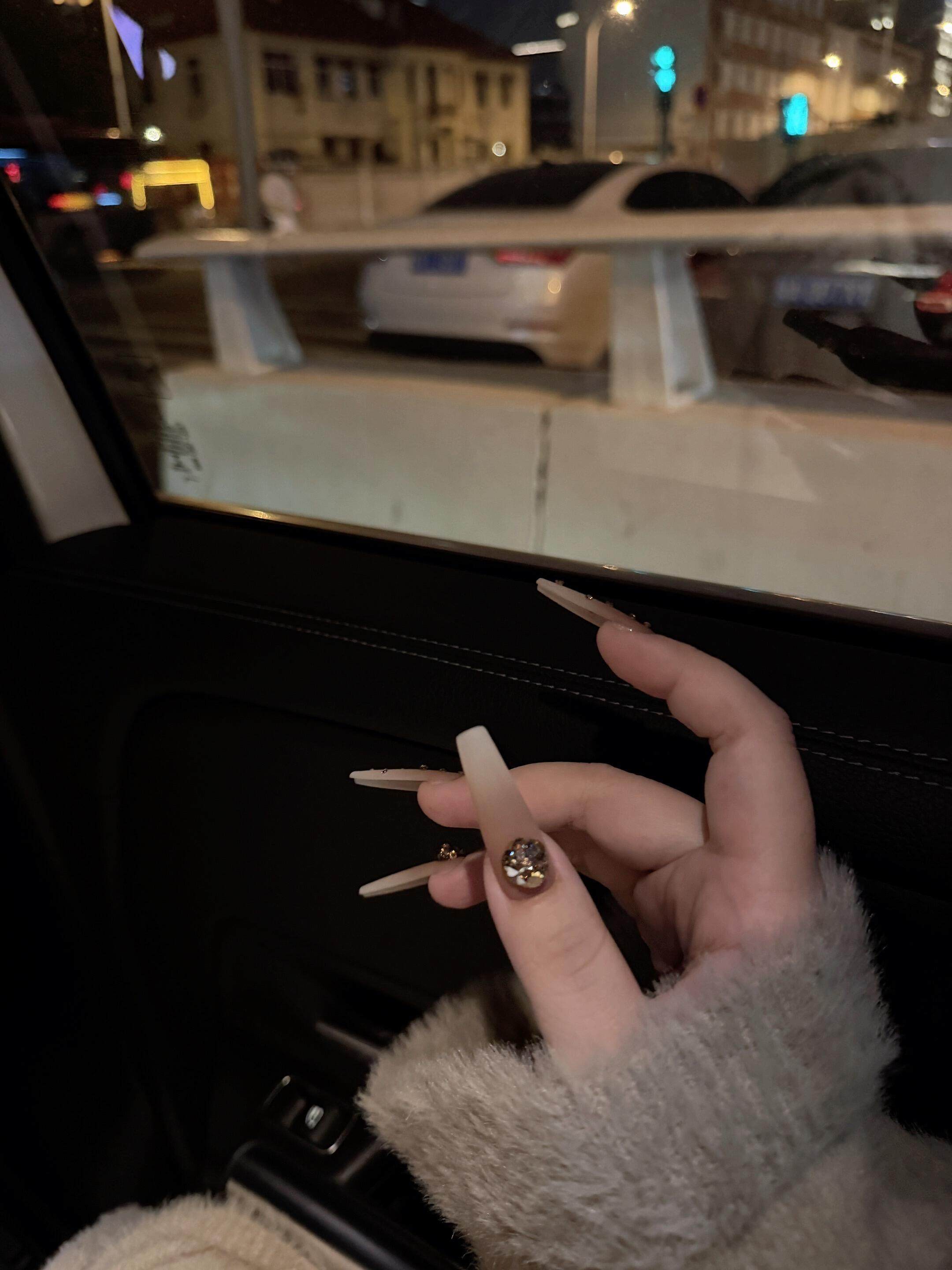 秋冬款焦糖渐变磨砂哑光碎钻手工穿戴甲中长款美甲裸色显白高级感,淘宝优惠券,粉丝福利购,淘宝优惠卷