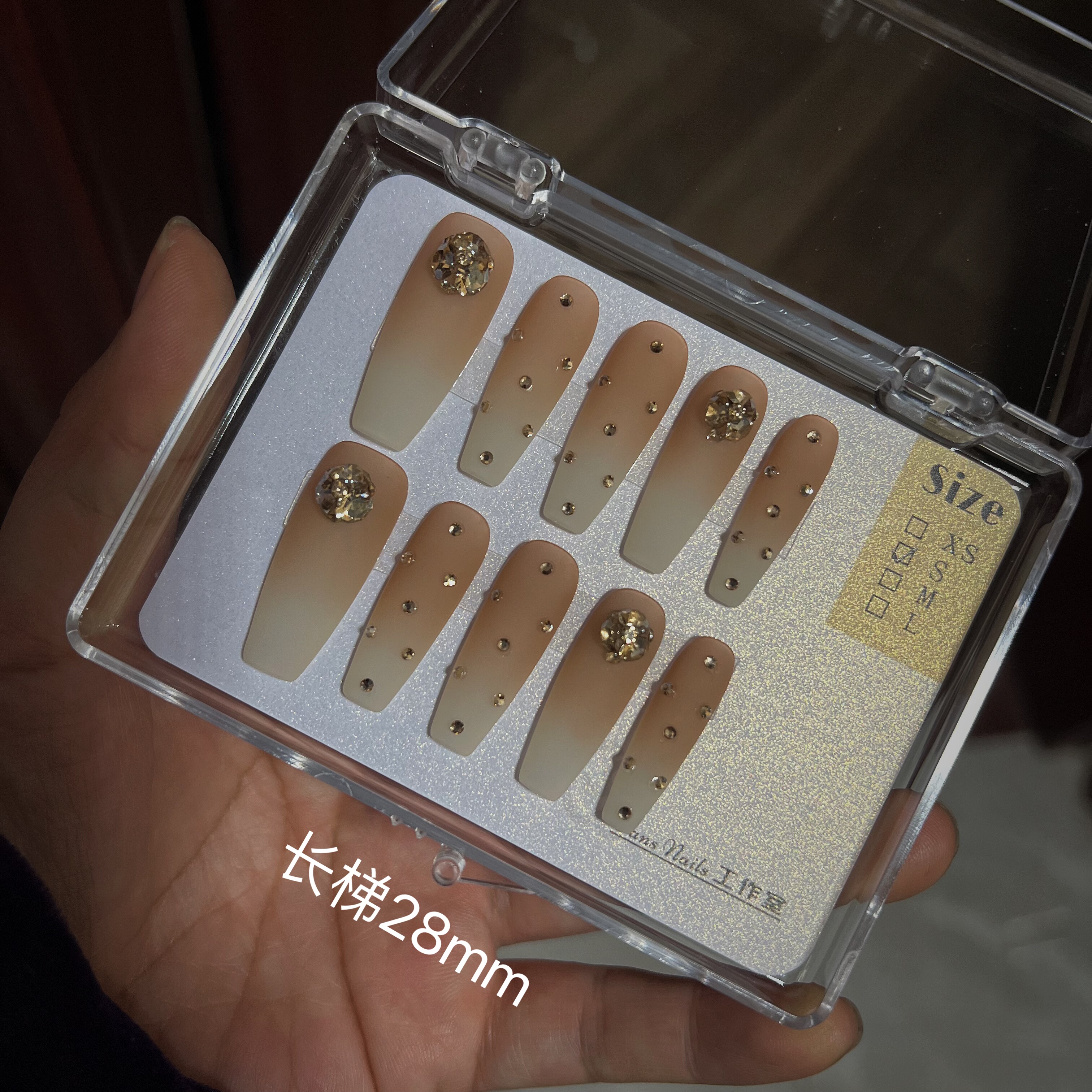 秋冬款焦糖渐变磨砂哑光碎钻手工穿戴甲中长款美甲裸色显白高级感,淘宝优惠券,粉丝福利购,淘宝优惠卷