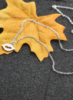 批 发洗不掉色嘴唇项链女轻奢小众设计感高级锁骨链简约气质吊坠