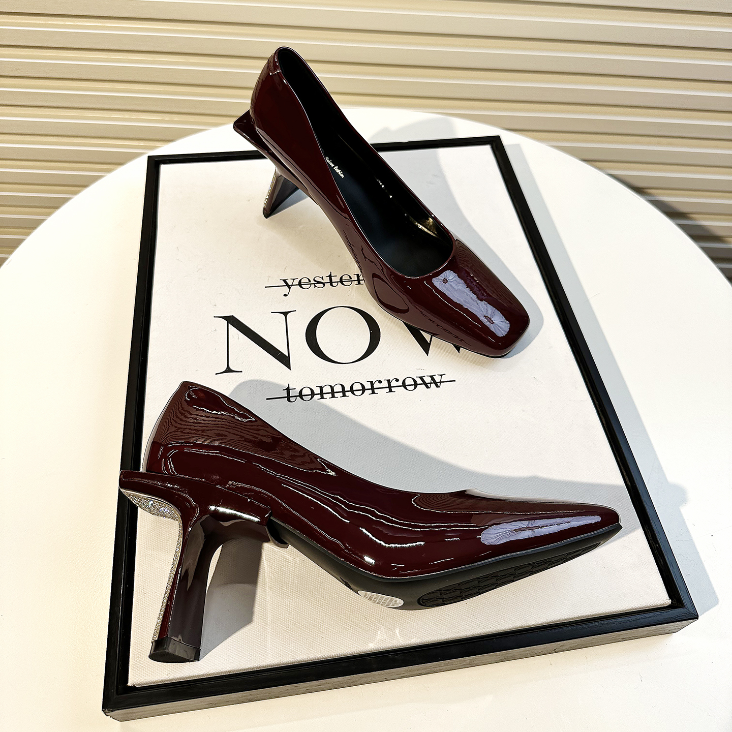 职业高跟鞋女粗跟软皮不累脚红色2025秋新款水钻漆皮方头单鞋婚鞋 - 图2