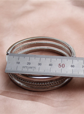 欧美女金属镀白金弹簧卡扣手镯