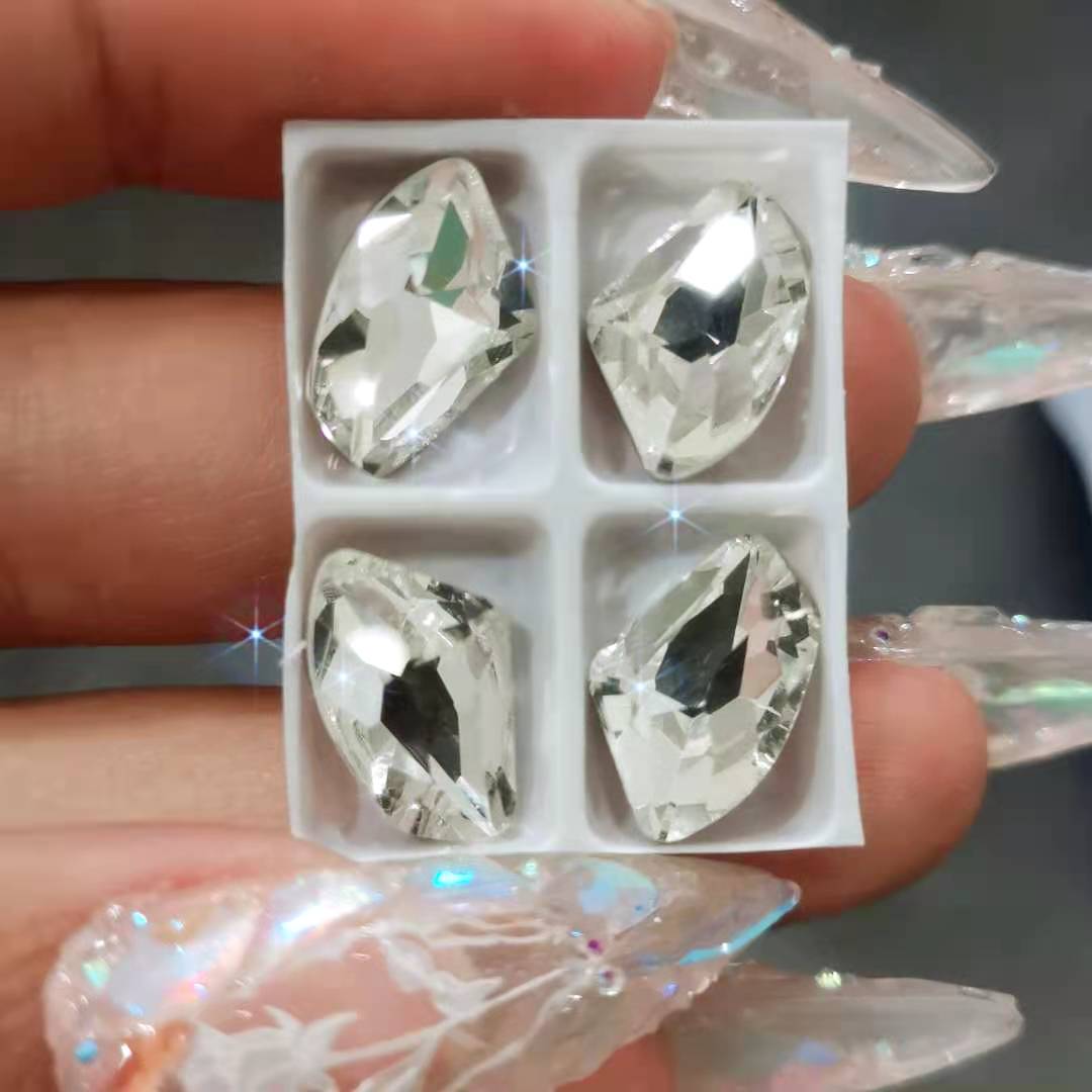 异形水晶+立方体状黄铁矿_Pyrite_国家岩矿化石标本资源共享平台