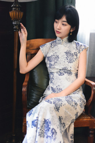 茉茉春秋 小连袖侧拉链中长款民国复古文艺日常印花亚麻旗袍 青花 - 图2