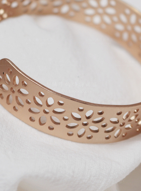 磨砂金色窗花形镂空窄面光版手镯手环中古复古风cuff bracelet