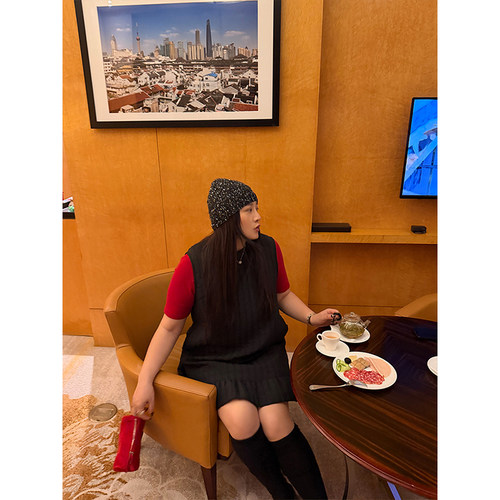 铅笔小鑫大码女装拼接花边 廓形遮肉保暖夹棉无袖背心裙 - 图0