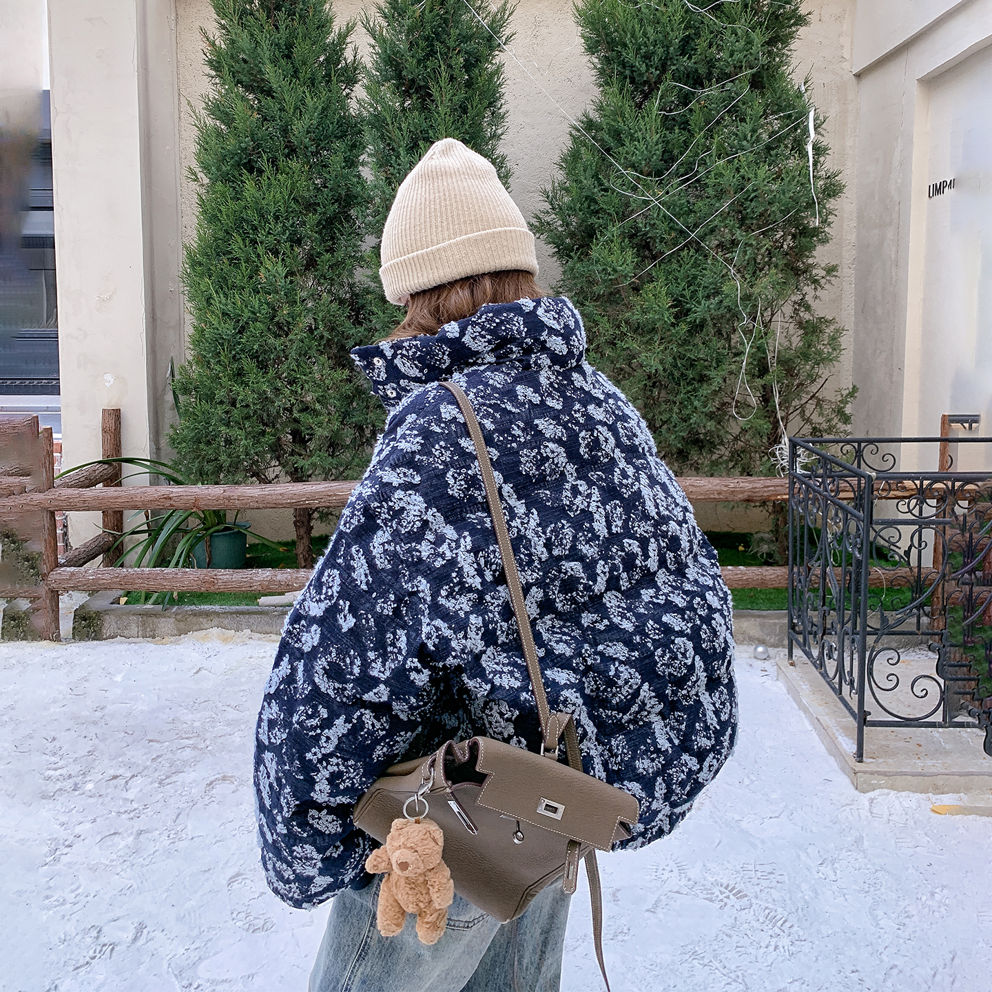 保暖深蓝色立体绣花90羽绒服女冬季2025新款设计感白鸭绒百搭外套 - 图1