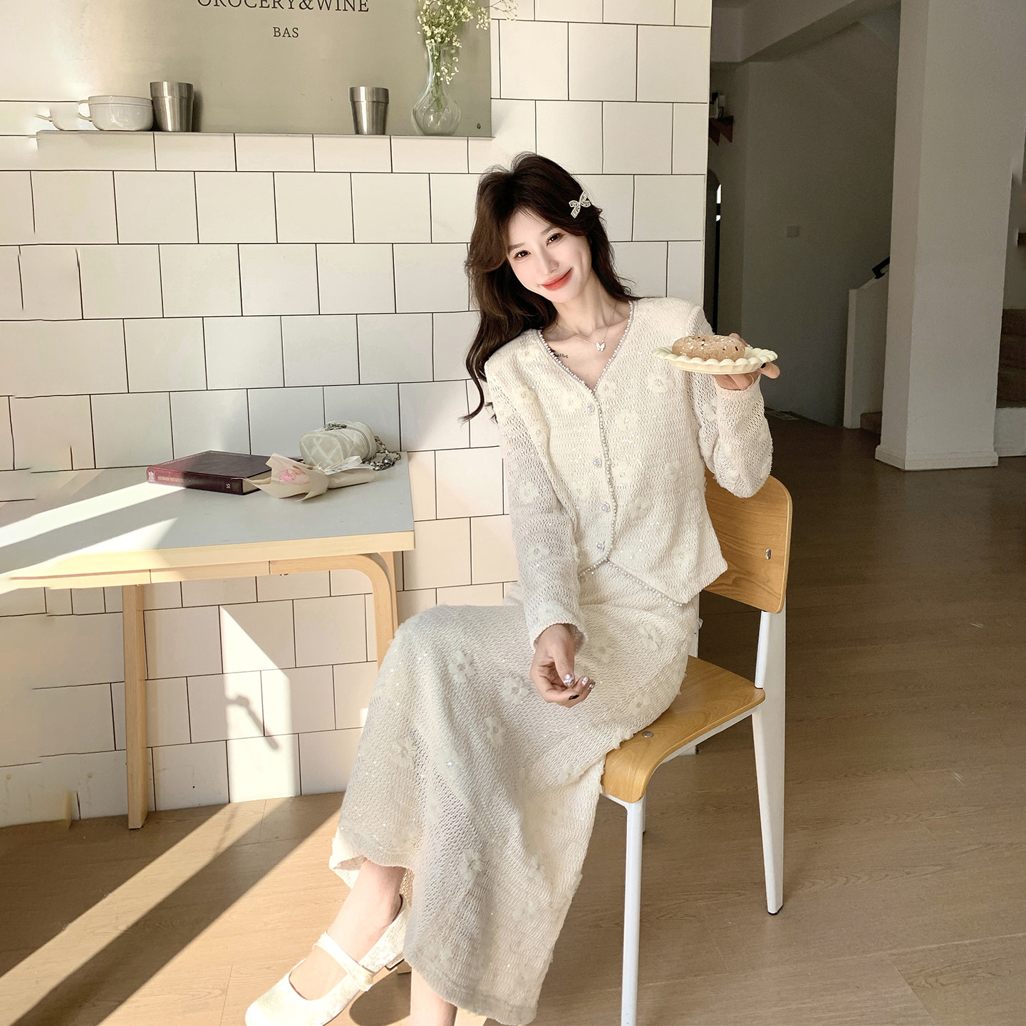 法式超仙甜美蕾丝碎花V领上衣套装裙女春季2026新款米白色两件套,淘宝优惠券,粉丝福利购,淘宝优惠卷