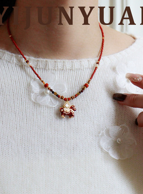 原创秋冬新款红色滴油马上有钱花小马吊坠项链轻奢小众百搭高级感