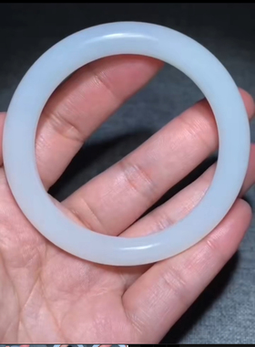 精品新疆和田玉籽料 圆条手镯 尺寸9mm，内径55mm 高性价特价xxxx