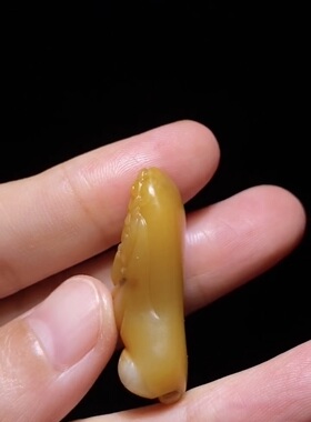 精品新疆和田玉籽料黄玉关公 玉种强留原皮 颜色老熟35×16×11mm