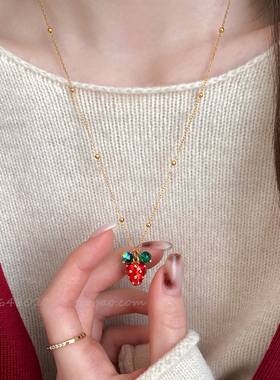 圣诞红草莓吊坠项链女轻奢高级感颈链2025新款新年长款毛衣链配饰