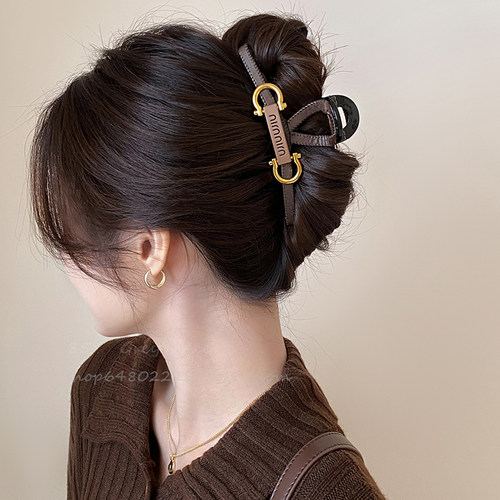 小众设计皮革字母大号抓夹女轻奢高级感鲨鱼夹2026新款爆款发夹子 - 图2