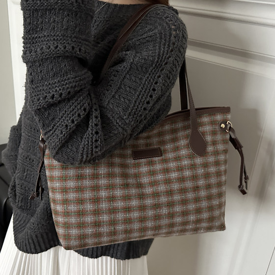 Large-capacity fashionable one-shoulder retro plaid tote bag
