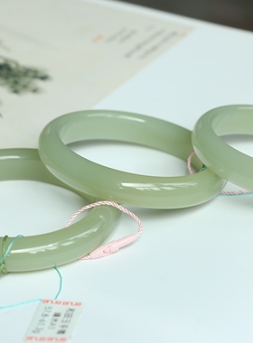 （无棉杂裂）新疆和田玉晴水湖水绿手镯白晴茶晴果冻底青玉