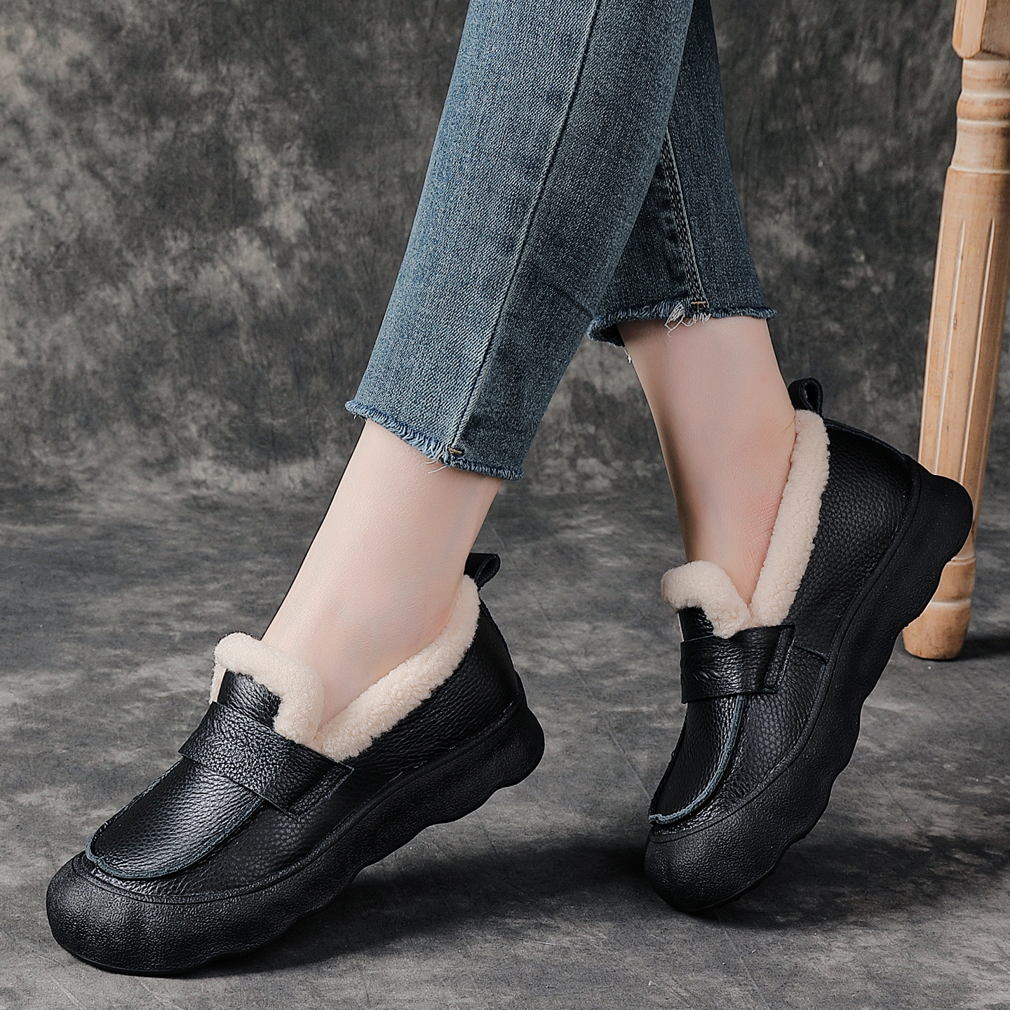 真皮妈妈鞋子超软牛筋底加绒舒适不累脚中老年皮鞋秋冬款豆豆棉鞋 - 图3