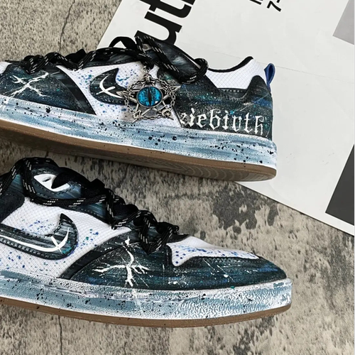 球鞋定制 Nike SB Alleyoop 星辰之眼做旧哥特手绘男女低帮板鞋 - 图1