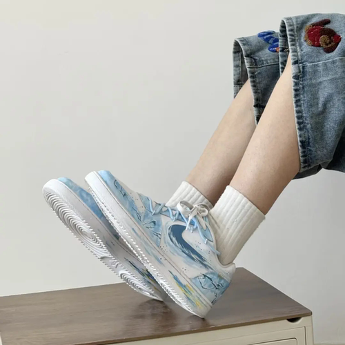 球鞋定制 Nike EBERNON 闪电之子晕染清新复古蓝百搭男女低帮板鞋 - 图0