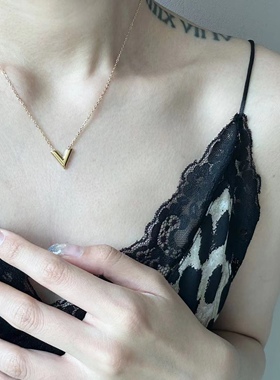 新款简约金色小众轻奢V字母项链女夏锁骨链网红不掉色