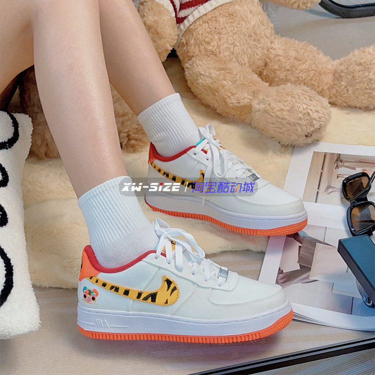 向往体育 Nike/耐克AirForce1女子虎年限定AF1空军板鞋DQ4502-171-图1