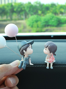 可爱风亲嘴仪表台边缘汽车摆件