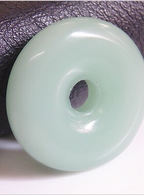 媲美风东陵玉菠菜绿幸运石吊坠