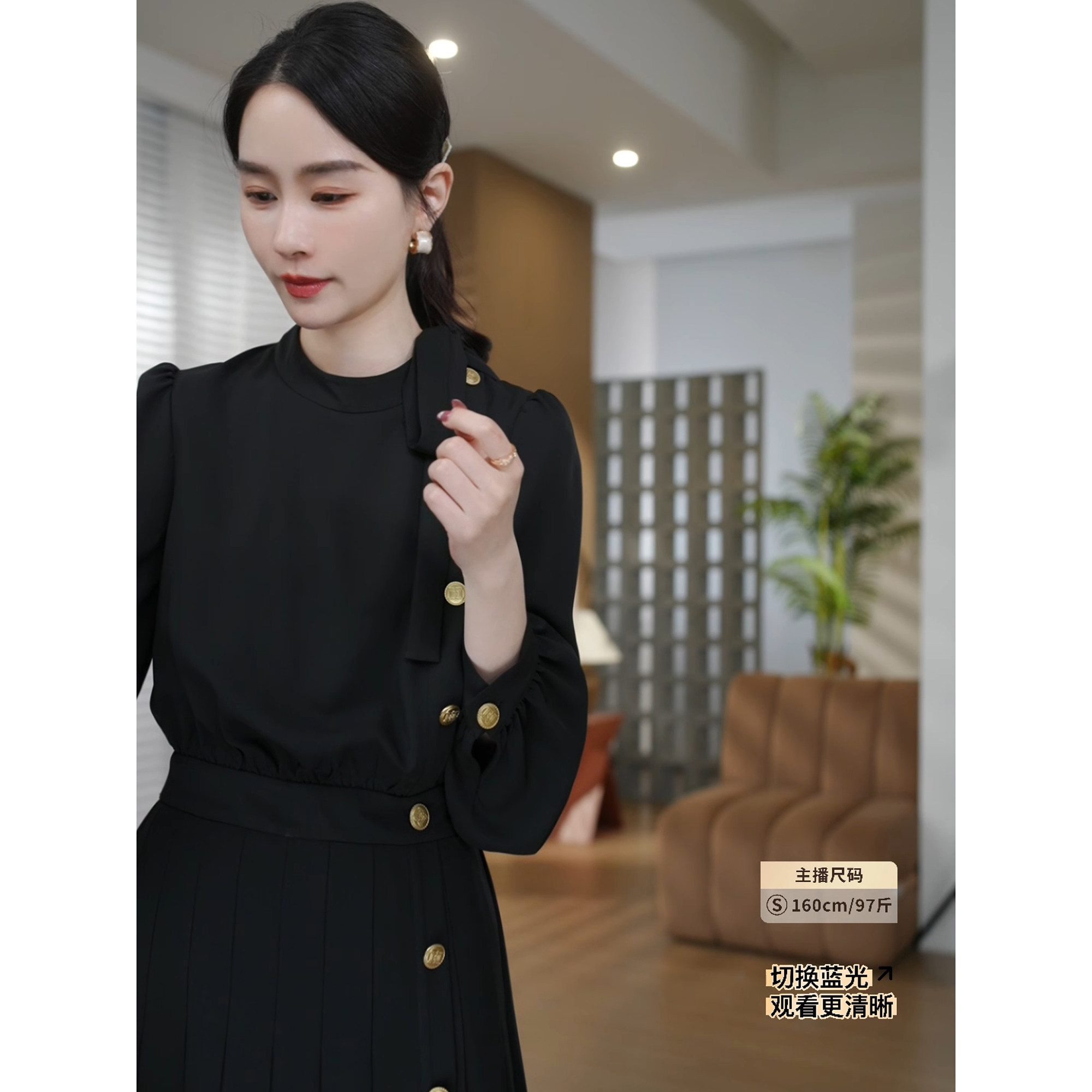 邱莹莹 HELAAOMI “经典赫拉”金扣圆领拼接飘带中长裙连衣裙